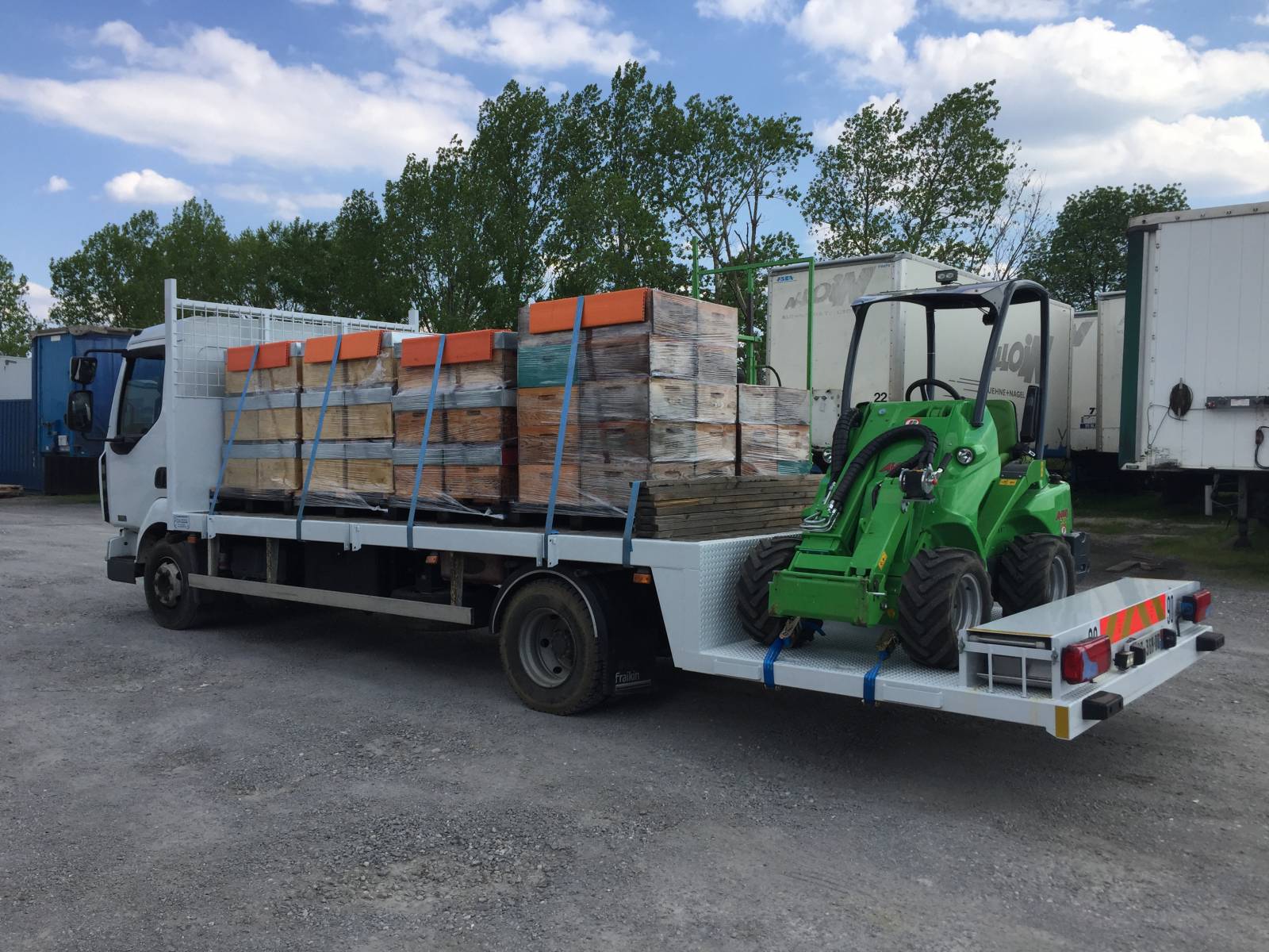 Carrossier constructeur à Alès dans le Gard fabrication et montage de plateaux sur véhicule utilitaire et poids lourds